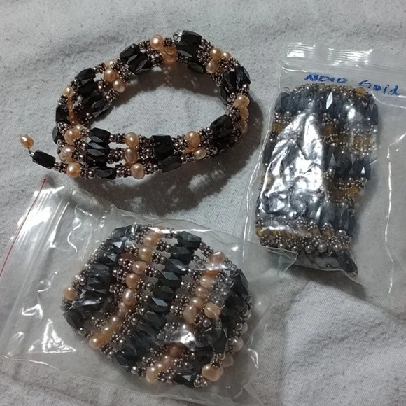 Magnet necklaces, 3 strands (C017) - Picture 1 of 5